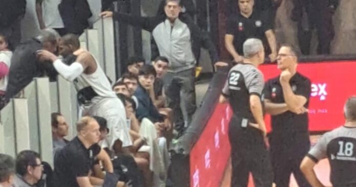 La foto previa a la discusión entre Adrián Capelli y Du'Vaughn Maxwell.