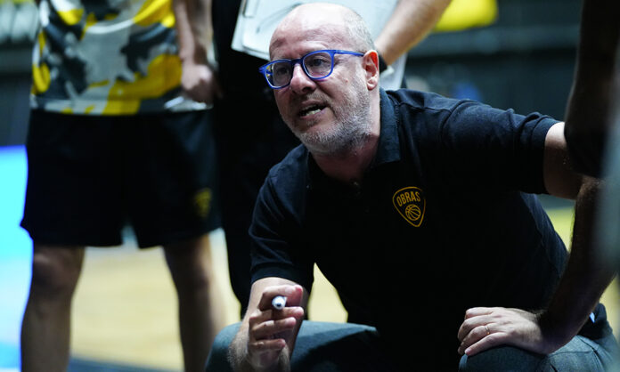 Diego Vadell da indicaciones en un juego de Obras Basket.