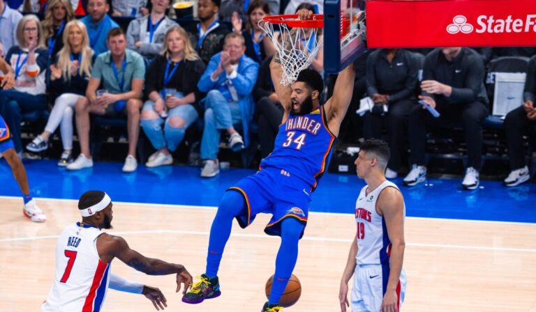 La volcada de Kenrich Williams en el juego entre el Thunder y los Pistons.