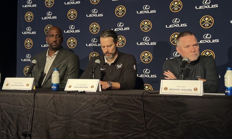 Kroenke junto a Booth y Malone.