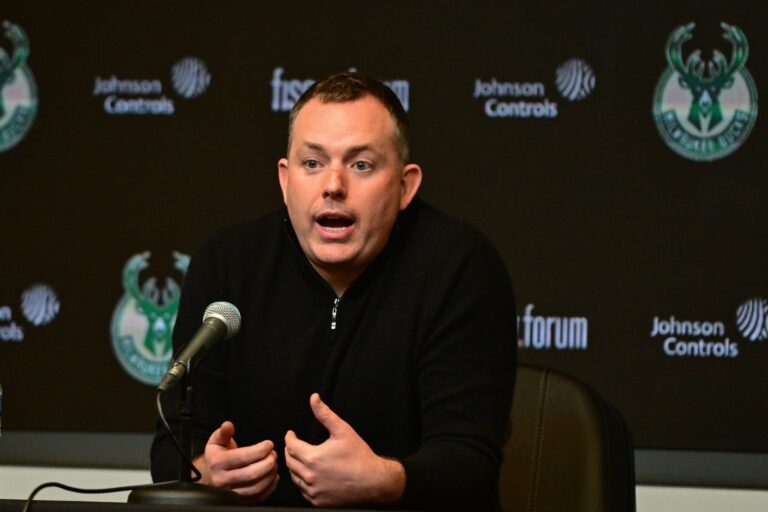 Jon Horst tiene a Antetokounmpo bajo contrato.