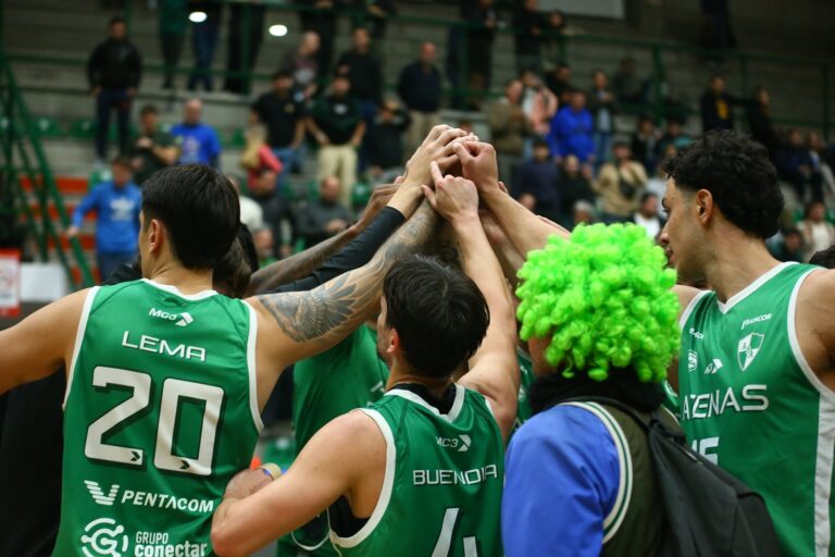 Atenas volvió a la victoria en casa