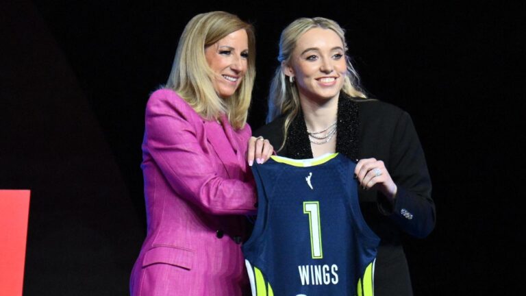 La sonrisa de Paige Bueckers tras ser seleccionada en el WNBA Draft 2025.