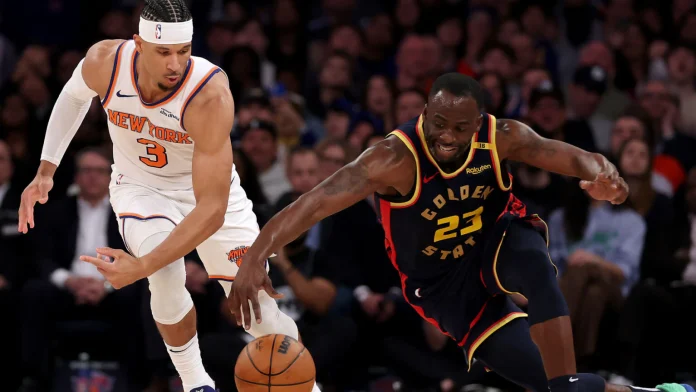 Draymond Green se lanza por una pelota perdida en un juego contra los Knicks.