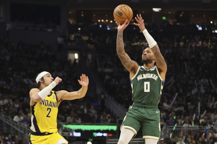 Lillard lanza un triple en un juego contra los Pacers.
