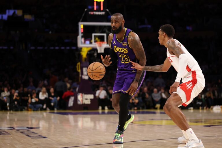 Los Lakers volvieron a ganar y se acercaron al tercer puesto: lo mejor del lunes