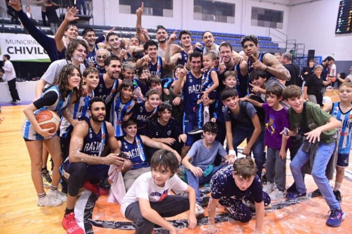 07272501-eed8-46f5-ad12-36de4acc3a89 Racing de Chivilcoy celebra el pase a la final.