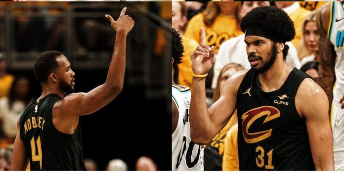 Evan Mobley y Jarret Allen festejan ña victoria de Cleveland para descontar en la serie.