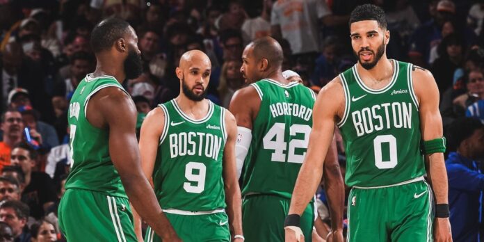 CELTICS alt="Jayson Tatum y jugadores de los Boston Celtics en el Madison Square Garden durante el Juego 3 ante New York Knicks por las semifinales del Este en los NBA Playoffs 2025"