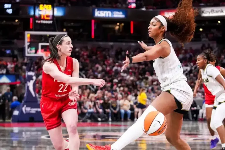 Angel Reese firmó un triple-doble en el triunfo de las Fever.