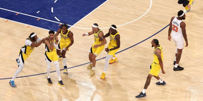 Tyrese Haliburton y los Pacers celebran su épico triunfo con remontada incluída en el Madison Square Garden ante los New York Knicks para adelantarse en las finales del Este.
