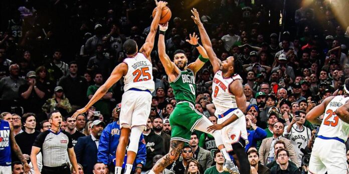 KNICKS Mikal Bridges con el robo para ganar el partido ante los Celtics.