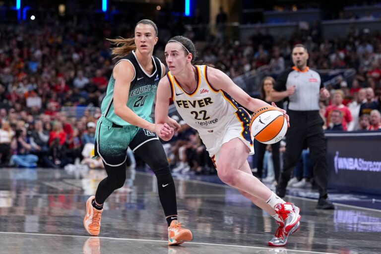 Caitlin Clark ataca tras superar a Ionescu.