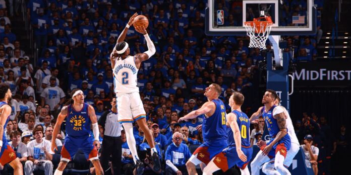 OKC Shai Gilgeous-Alexander en acción en la victoria del Thunder sobre los Nuggets para poner la serie 3-2.