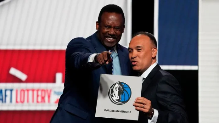 blackmon-tatum-draft Renaldo Blackman festeja que los Mavericks ganaron la lotería del Draft 2025