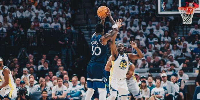 Julius Randle lideró en el triunfo de los Timberwolves sobre los Warriors para igualar la serie en uno.