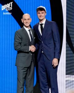 Cooper Flagg junto a Adam Silver, luego de ser elegido como el pick número uno por los Dallas Mavericks.