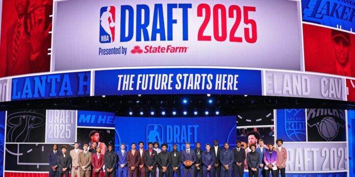 La nueva camada de jugadores anoche en el NBA Draft 2025.
