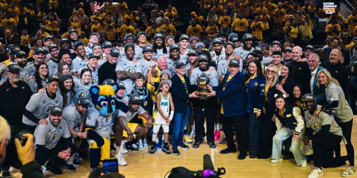 PACERS Los Pacers celebran su título de la Conferencia Este luego de vencer a los Knicks en seis encuentros y clasificar a las Finales de la NBA luego de 25 años y por segunda vez en su hitoria .