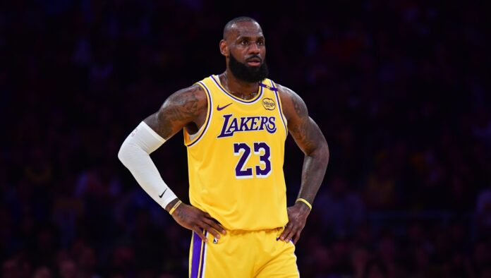 LeBron James mira hacia delante con sus manos en la cintura.