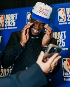 La felicidad de VJ Edgecombe al enterarse que jugará en la NBA luego de ser drafteado por los Philadelphia 76ers.