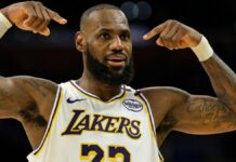 LeBron James eligió continuar en los Lakers pero les dio un ultimatum LeBron James se señala durante un partido de los Lakers.