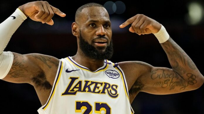 LeBron James se señala durante un partido de los Lakers.