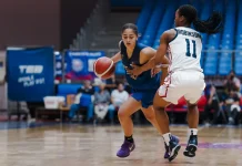 Argentina cayó ante USA y enfrentará a Colombia por un lugar en el Mundial U17 La jugadora de Argentina ataca ante la defensa de Robinson.