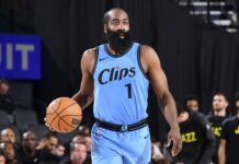 Harden renovó en un fin de semana movido en la NBA James Harden lleva el balón en su mano derecha.