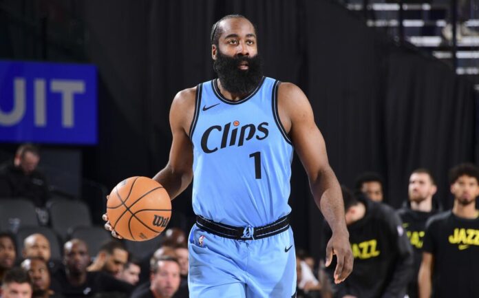 descarga (1) James Harden lleva el balón en su mano derecha.