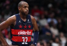 Middleton ejecutó la cláusula y ahora Washington es el que elige Khris Middleton ejecutó la opción para seguir en Washington.