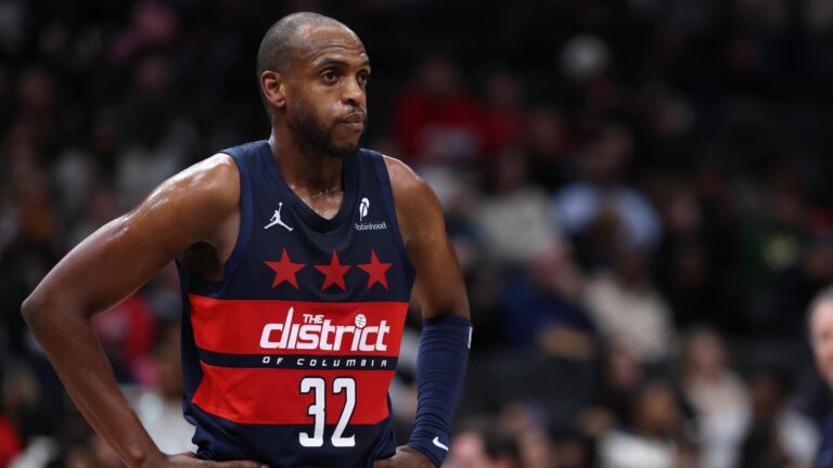 Khris Middleton ejecutó la opción para seguir en Washington.