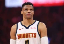 Westbrook será agente libre: ¿dónde jugará? Westbrook mira hacia el jumbotron.