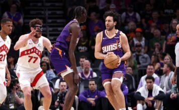 Vasilije Micic se suma a la lista: los jugadores NBA que marcharon a Europa Vasilije Micic lleva la pelota para los Phoenix Suns.