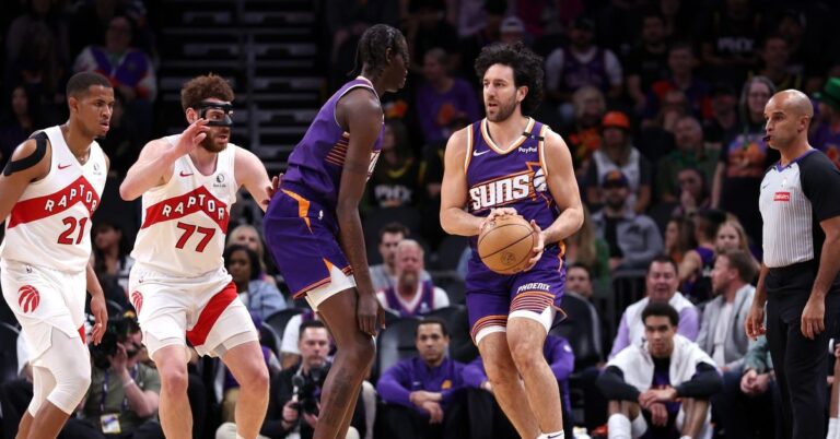 Vasilije Micic lleva la pelota para los Phoenix Suns.