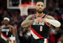 Era hora de volver: Damian Lillard regresa a Portland Lillard se señala la muñeca.
