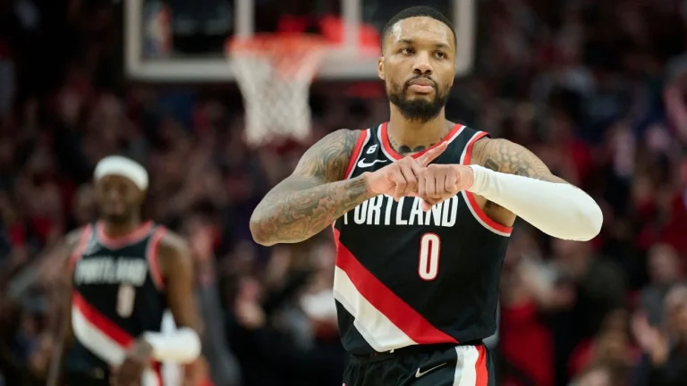 Lillard se señala la muñeca.