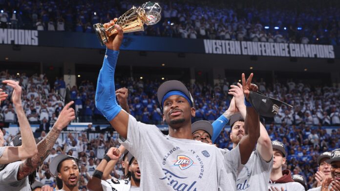 Shai Gilgeous-Alexander levanta el trofeo al MVP de las finales 2025.