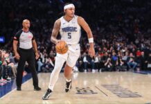 Banchero garantizó su futuro en Orlando con un contrato multimillonario Paolo Banchero lleva el balón para el Magic.