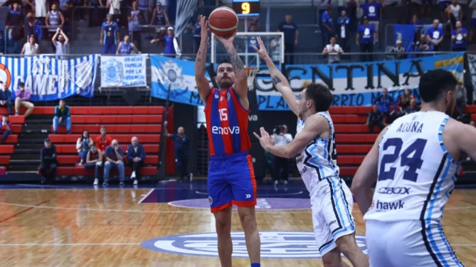 67f18f6279a41_1200 Selem Safar lanza en un partido de San Lorenzo.