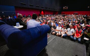 Chris Paul fue recibido con una ovación en su retorno a los Clippers Chris Paul fue recibido por una multitud en su regreso a Los Angeles para jugar en los Clippers.