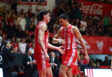 Instituto reaccionó a tiempo y forzó el séptimo juego Los jugadores de Instituto festejan.
