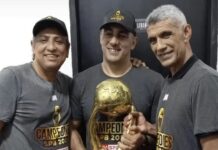 Carlos Subero en Latinoamérica Podcast: «Fue un sueño hecho realidad» Carlos Subero junto a los directivos de Gaiteros.