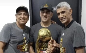 Carlos Subero en Latinoamérica Podcast: «Fue un sueño hecho realidad» Carlos Subero junto a los directivos de Gaiteros.