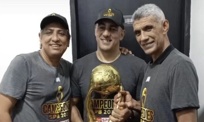 Carlos Subero junto a los directivos de Gaiteros.