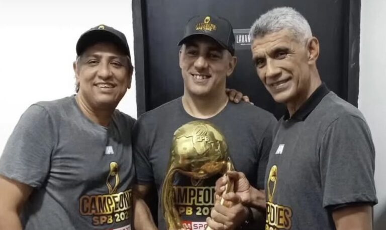 Carlos Subero junto a los directivos de Gaiteros.