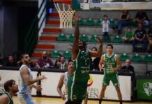 Nakye Sanders sigue en Atenas de Córdoba Nakye Sanders tira cerca del aro en un juego contra Oberá Tenis Club. Foto: La Voz del Interior.