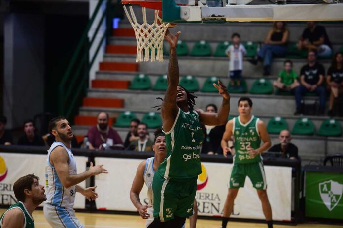 atenas%20(29).JPG Nakye Sanders tira cerca del aro en un juego contra Oberá Tenis Club. Foto: La Voz del Interior.