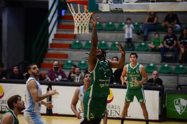 Nakye Sanders tira cerca del aro en un juego contra Oberá Tenis Club. Foto: La Voz del Interior.