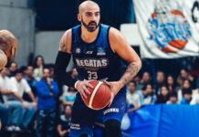 Fabián Ramírez Barrios seguirá en Regatas Corrientes Fabián Ramírez Barrios lleva la pelota en un partido de Regatas.